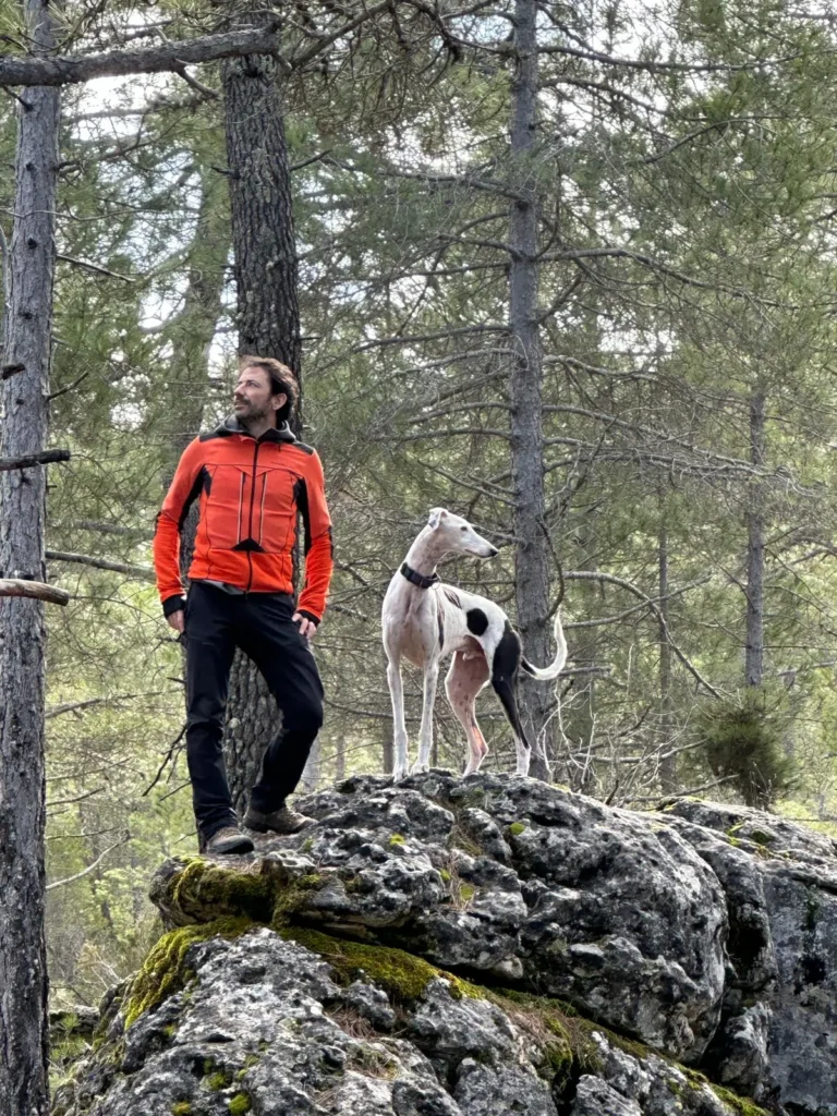 Juanma con su perro en la Serranía de Cuenca disfrutando de una experiencia de ecoturismo en la naturaleza