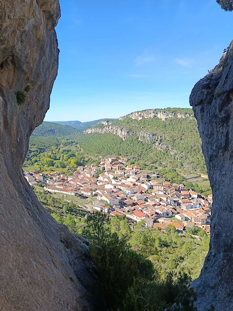 Qué hacer en Cuenca naturaleza: vista del pueblo en la Serranía de Cuenca rodeado de rutas, paisajes y naturaleza