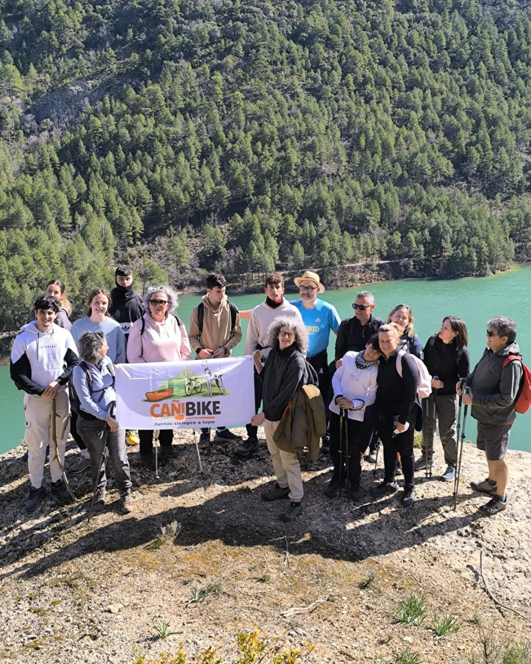 Grupo haciendo senderismo en Cañizares