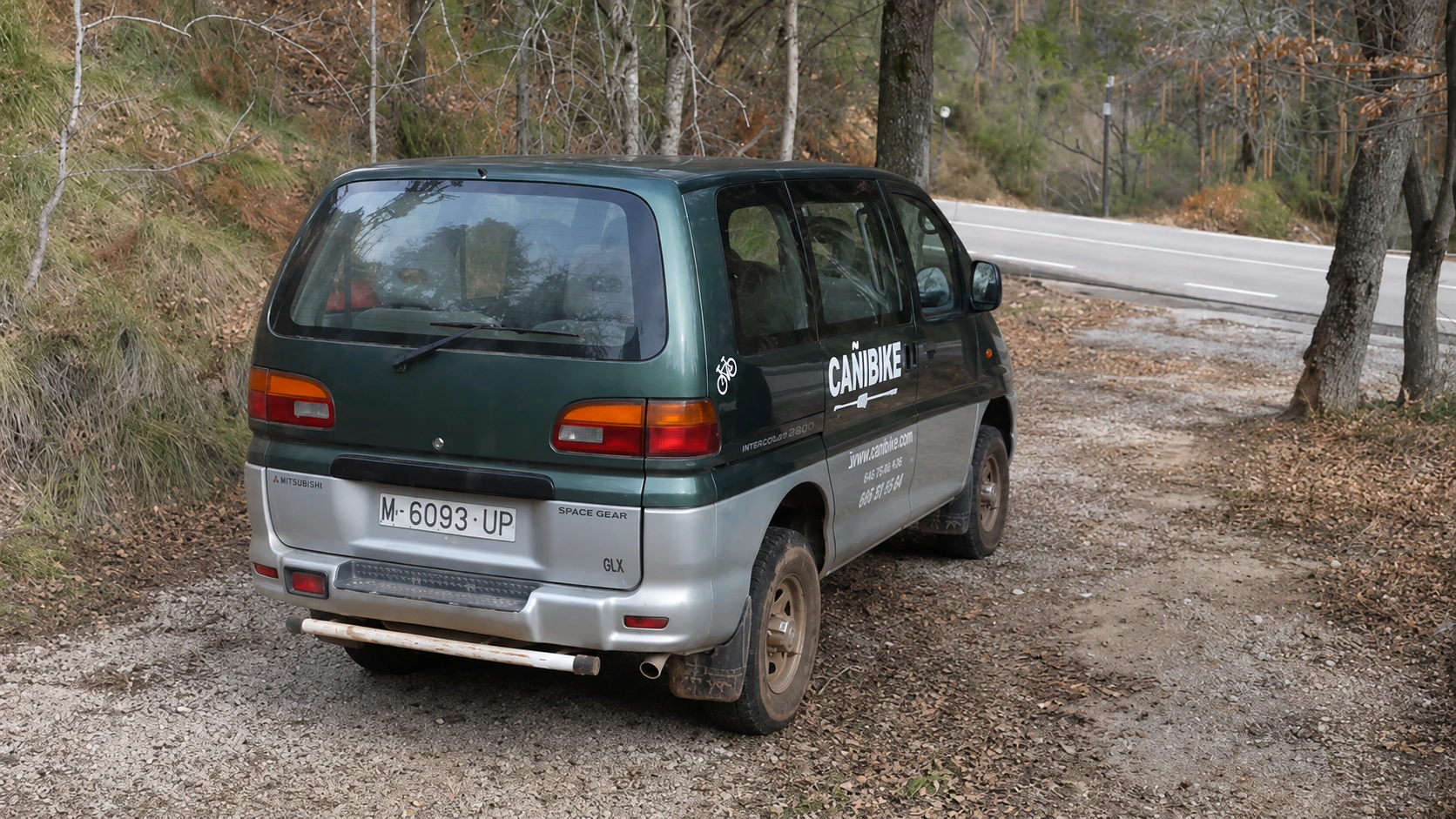 Ciclista en ruta por la Serranía de Cuenca que necesita asistencia mecánica en carretera