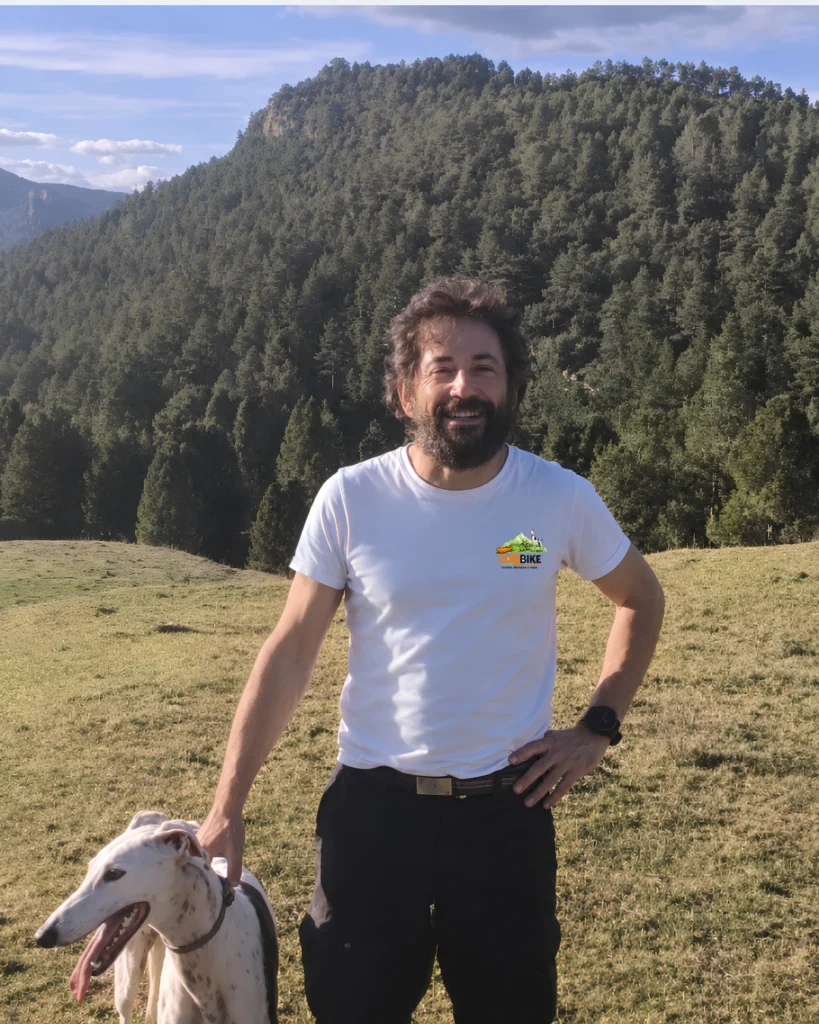 Imagen-de-Juanma-y-Odi-en-el-el-campo-sonriendo-y-mirando-a-la-camara-Contacto