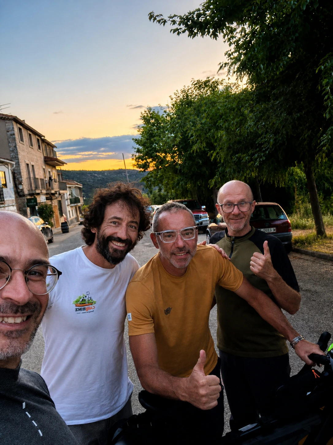Juanma con clientes en la Serranía de Cuenca · Turismo activo Cañibike