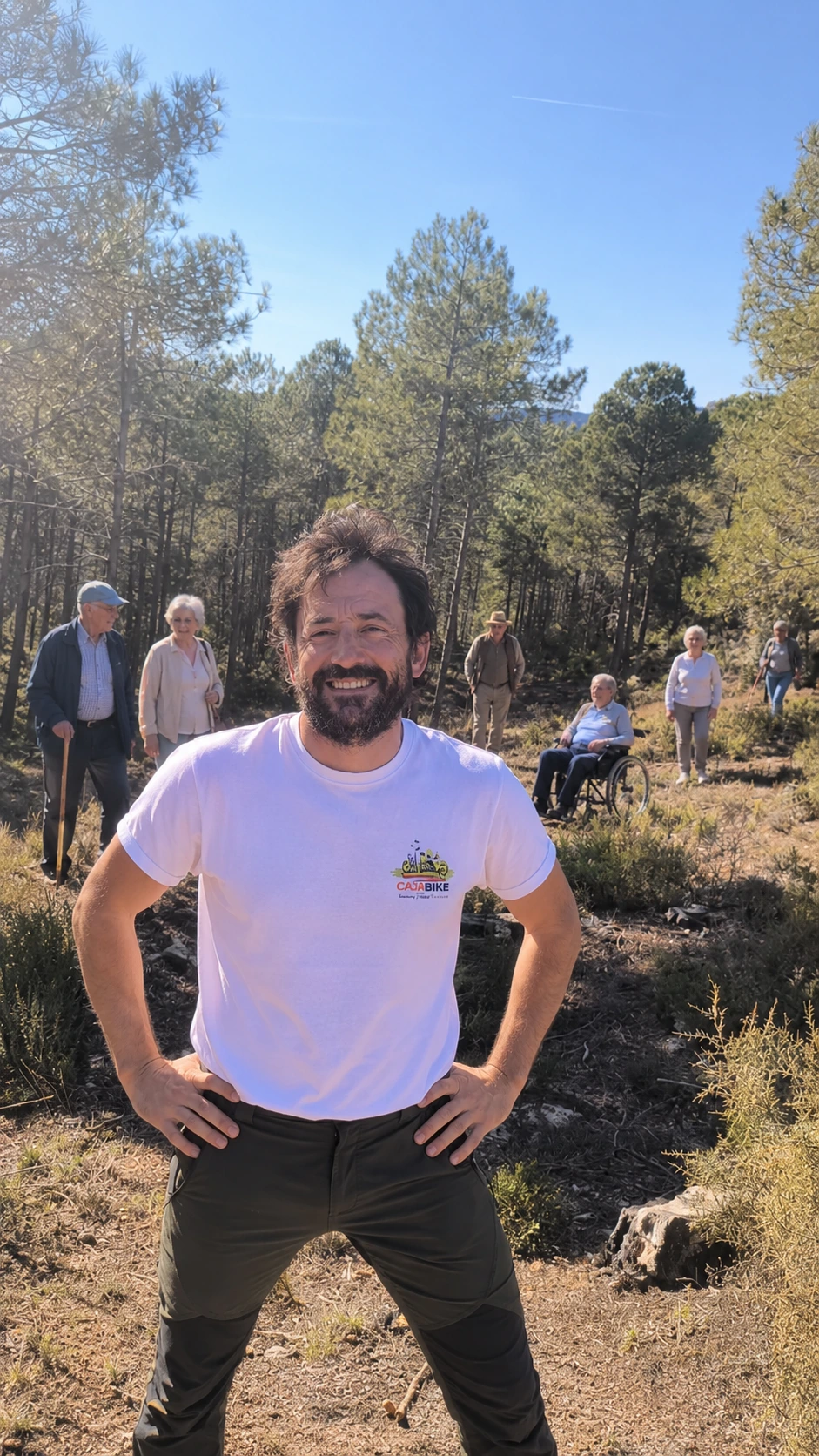 Juanma con personas mayores disfrutando del campo en la Serranía de Cuenca · Turismo inclusivo Cañibike
