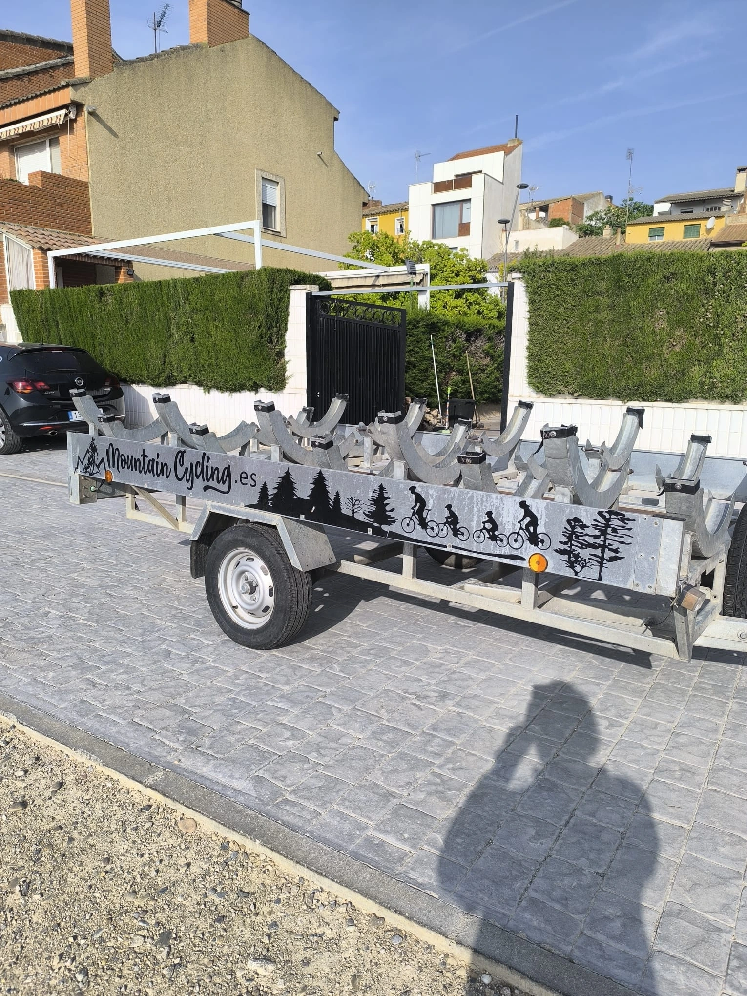 Remolque de Cañibike preparado con bicicletas MTB y gravel para traslado en Cuenca