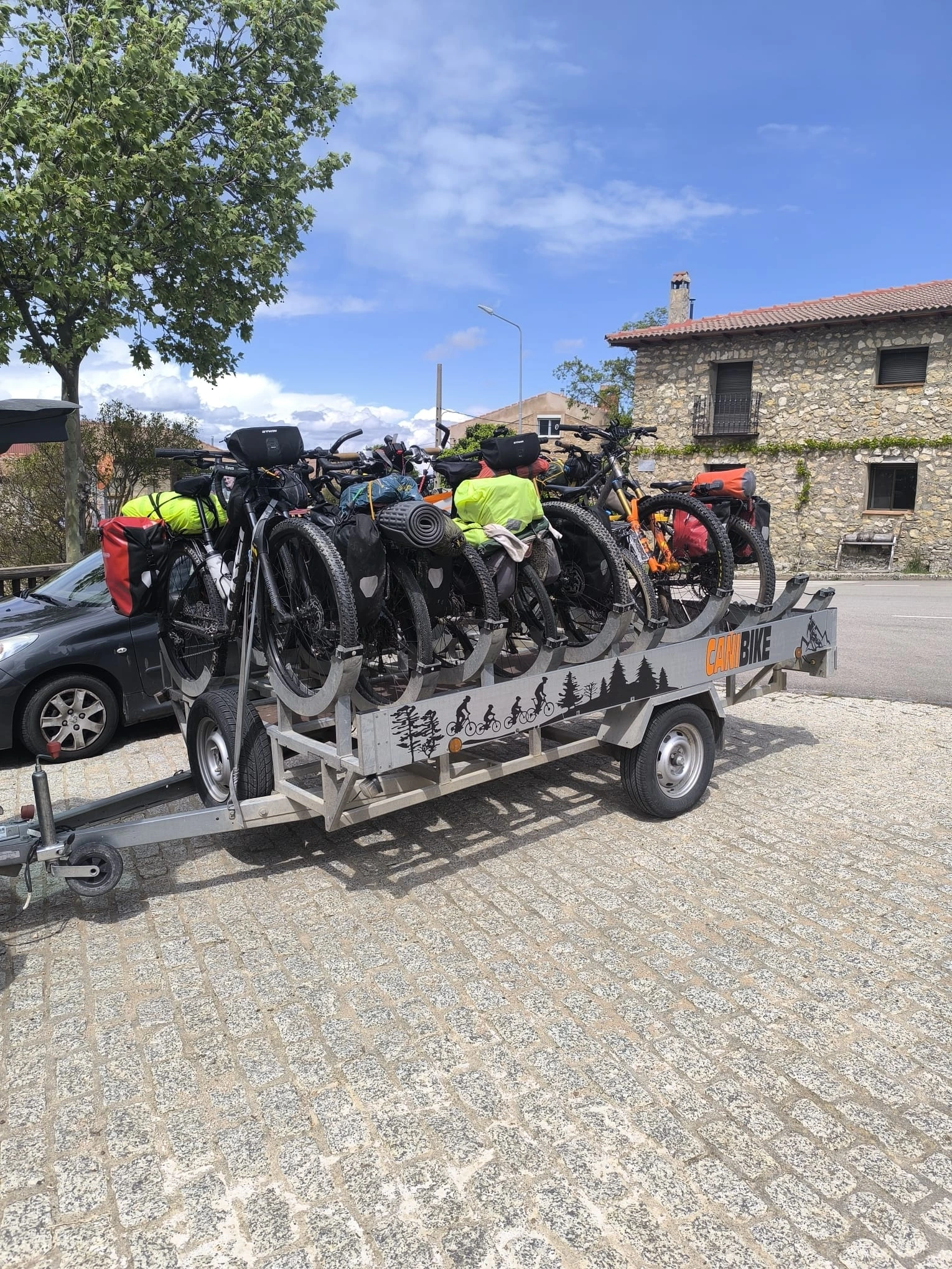 Juanma preparando el remolque para el transporte de bicis en la Serranía de Cuenca
