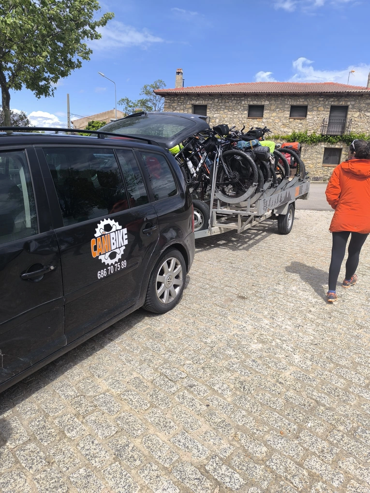 Ciclistas disfrutando de la ruta gravel en la Serranía de Cuenca sin preocupaciones logísticas