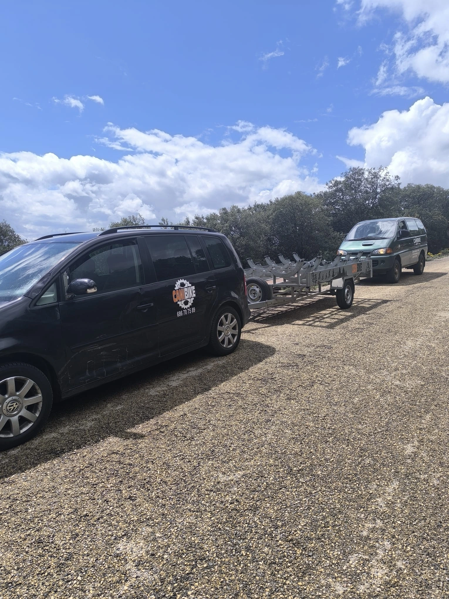 Bicicletas de montaña y gravel aseguradas en el remolque de Cañibike