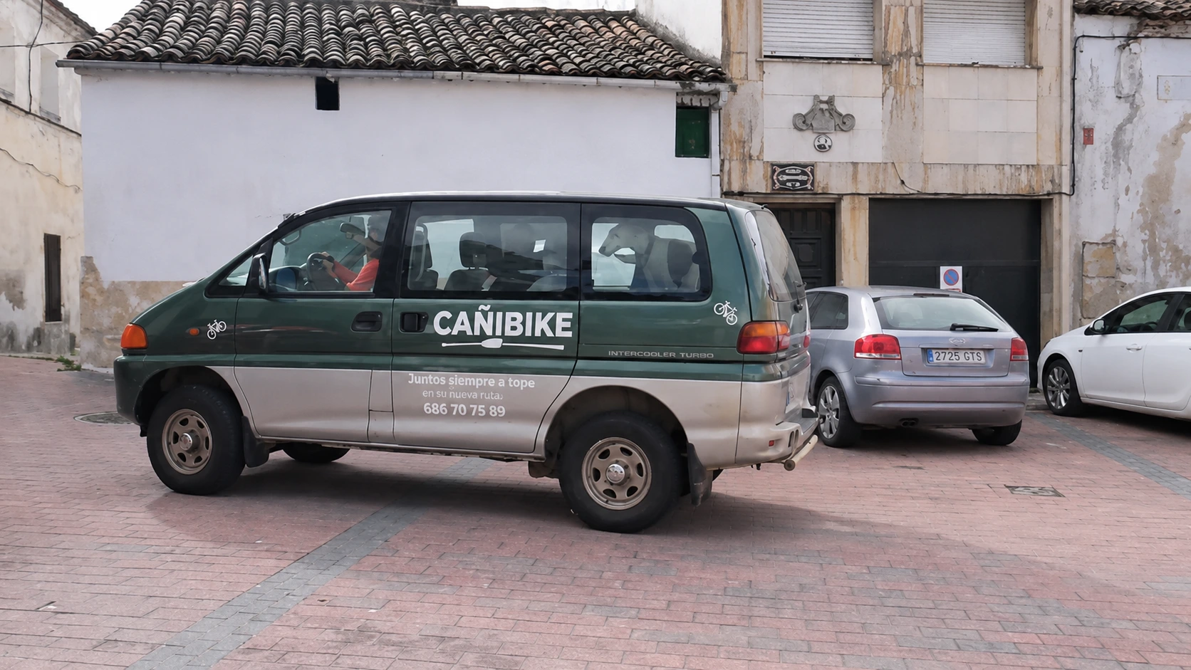 La Cañifurgo, el vehículo de asistencia mecánica de Cañibike para llegar a cualquier punto de la Serranía de Cuenca
