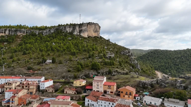turismo activo Serranía de Cuenca — Cañizares desde el aire, pueblo en el corazón de la Serranía