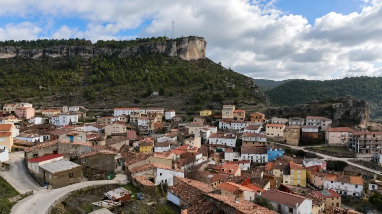 turismo activo Serranía de Cuenca — Cañizares y su peñasco punto de partida de Cañibike