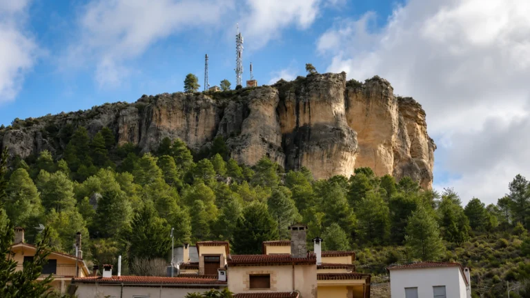 turismo activo Serranía de Cuenca — paisaje natural de Cañizares con roca característica (1)