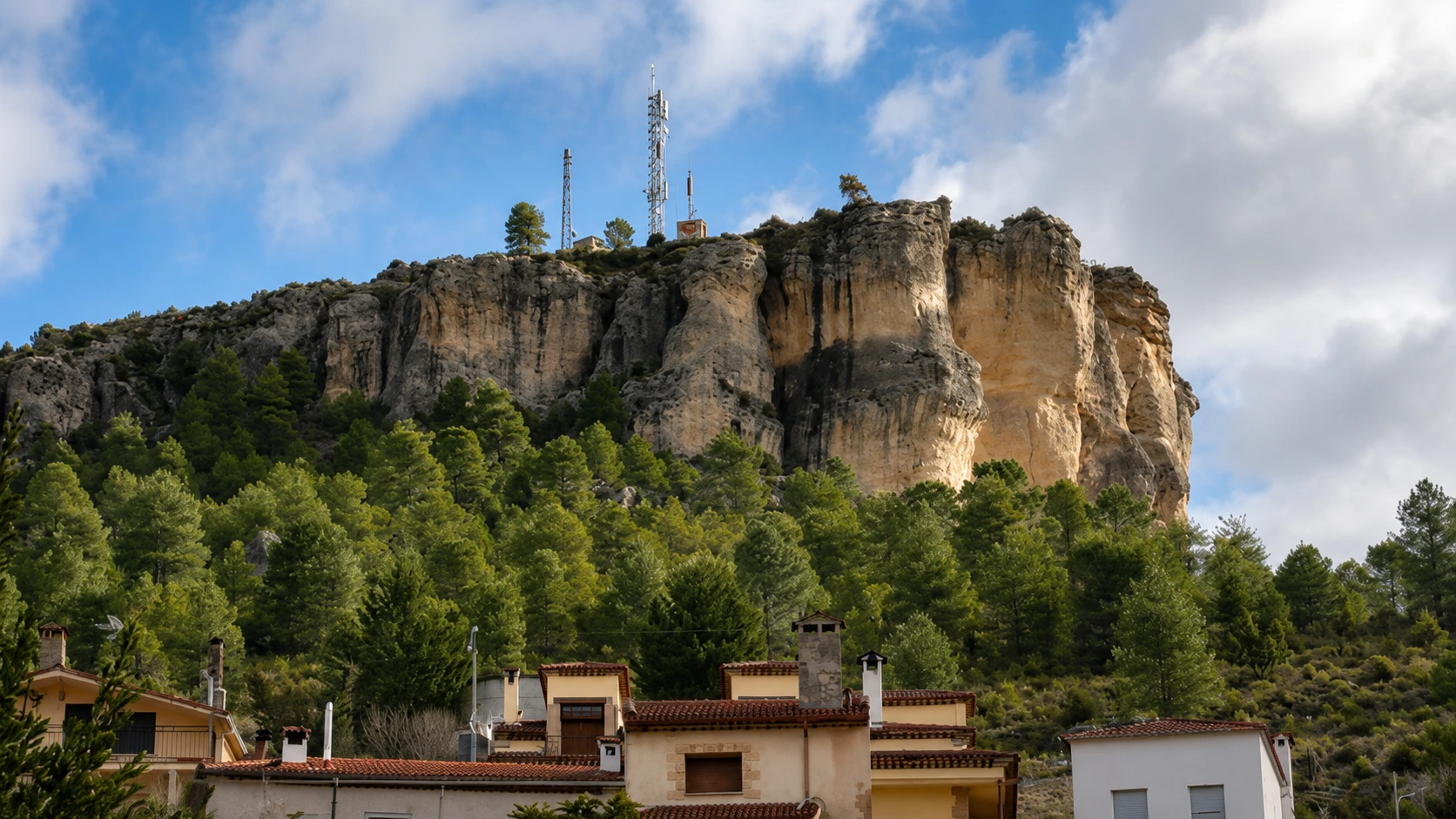 Paisaje natural de Cañizares con roca característica — Serranía de Cuenca