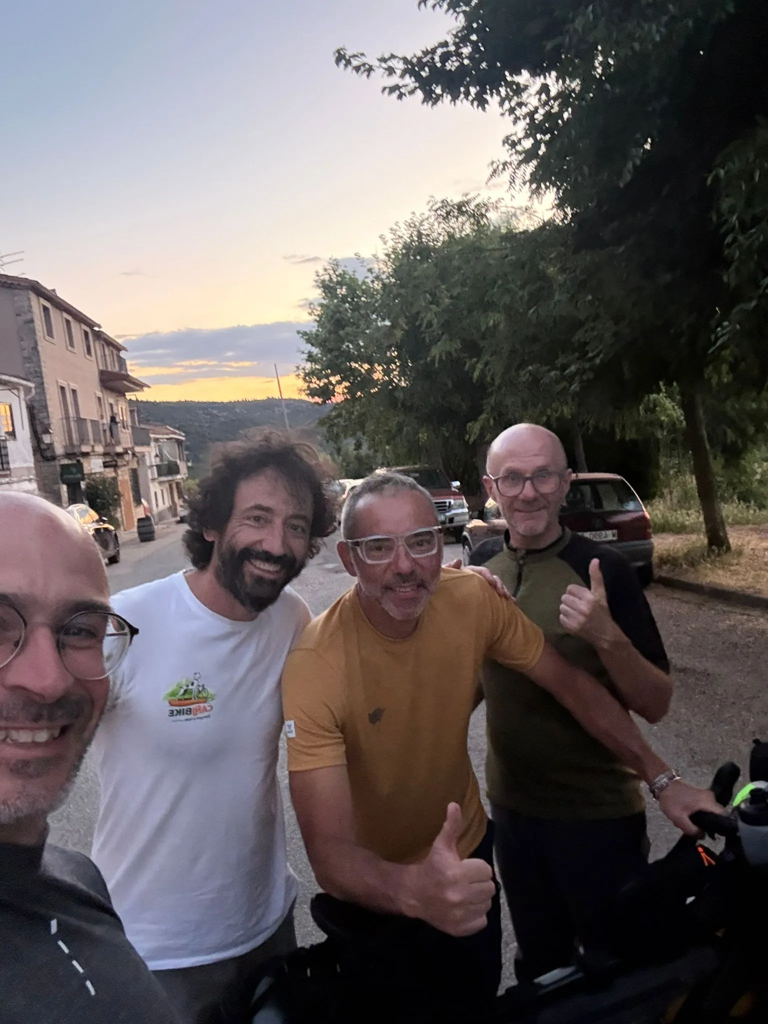 Juanma con ciclista durante el apoyo profesional en ruta Montañas Vacías