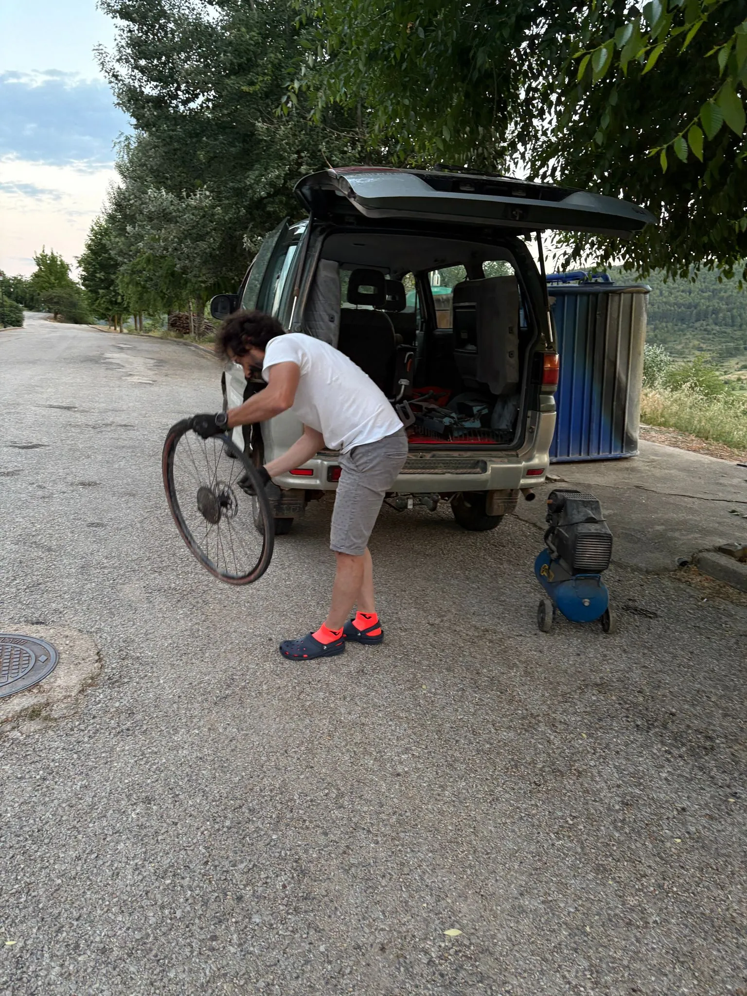 Juanma reparando una bicicleta en ruta durante la ruta Montañas Vacías en la Serranía de Cuenca