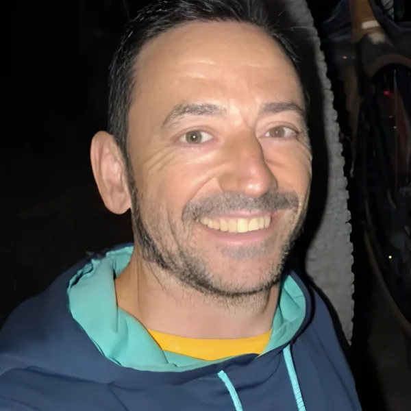 Foto de Juanma en primer plano sonriendo para la página de servicios